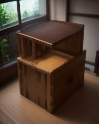 含羞草资讯站编辑工作室内景，编辑人员专注地在多屏工作站前核查内容来源，桌面整洁有序，背景是落地窗与城市夜景